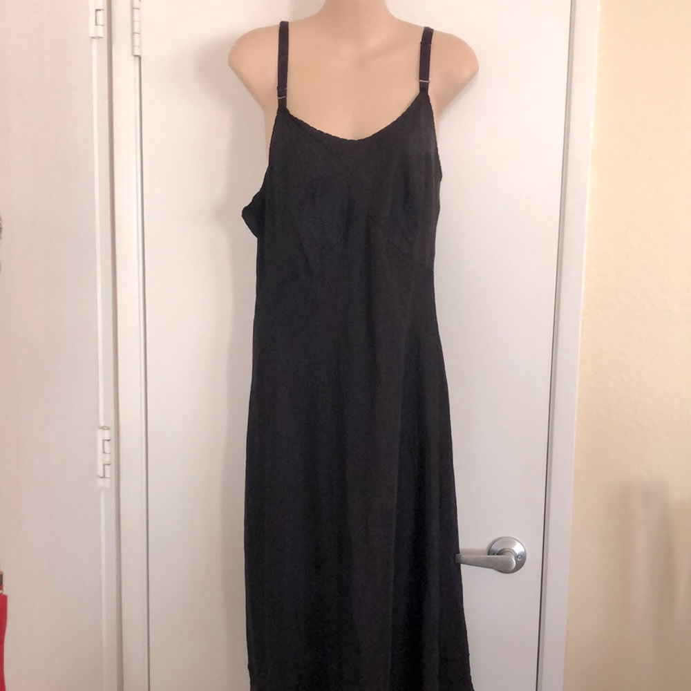 Black slip excellent cond Adjustable strap Women40